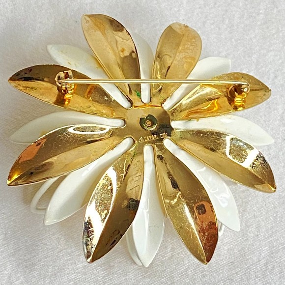 Sarah Coventry Brooch 1960s Gold Tone And White Enamel Water Lilly Flower - Picture 8 of 10